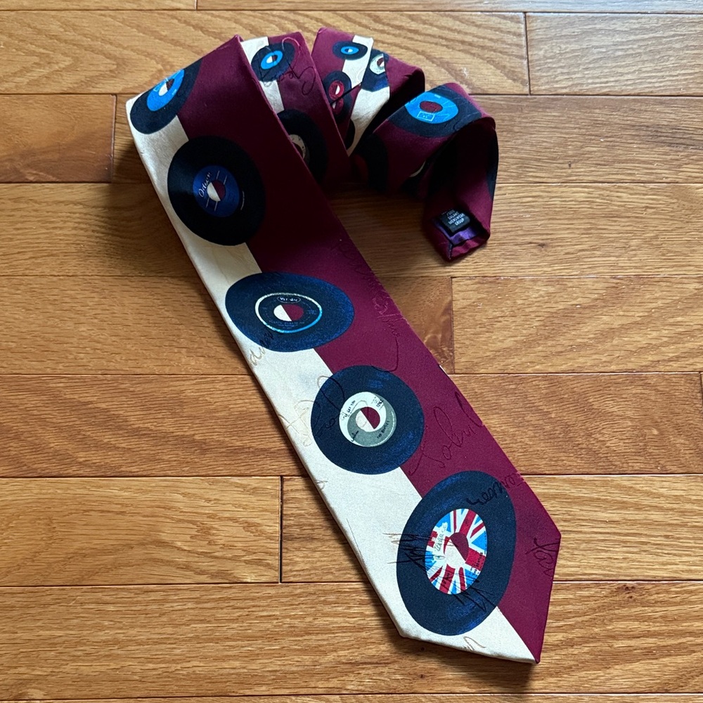 RARE, VINTAGE 100% Silk BEATLES 1994 Retrospective 45’s Tie with Records Design